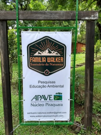 Placa no Port&atilde;o Santu&aacute;rio da Floresta Fam&iacute;lia Walker